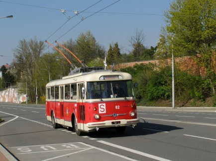 �koda 9TrH ev. �. 82 proj�d� okolo zast�vky Jakloveck� | 18. dubna 2026 | Martin Ve�e�a