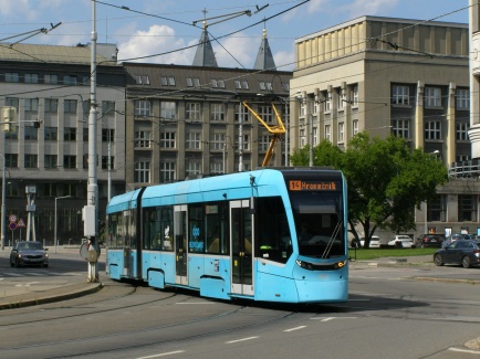 STADLER Tango NF2 ev. č. 1701 odbočuje z ul. Nádražní do ul. 28. října | 20. července 2025 | Martin Večeřa